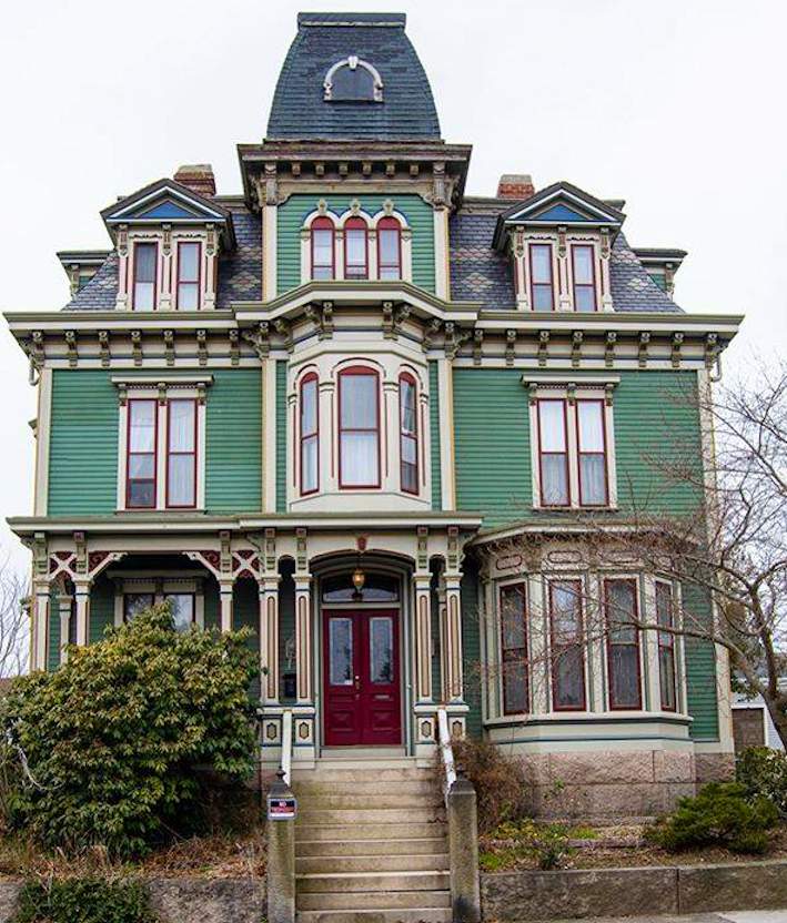 Solve Green Victorian house jigsaw puzzle online with 143 pieces