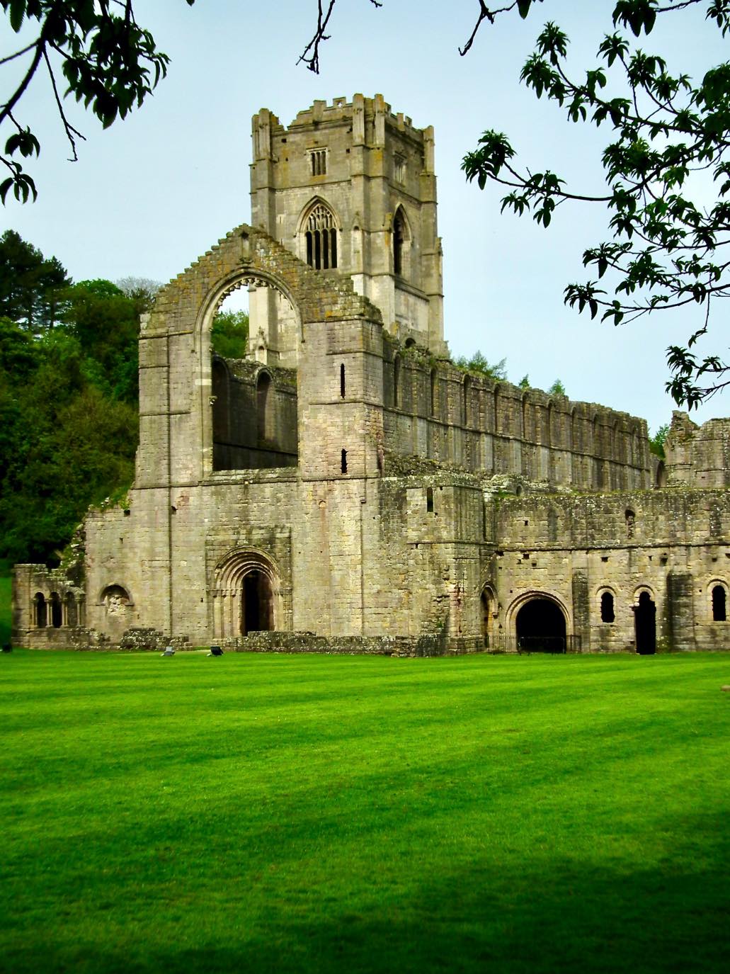 Solve Fountains Abbey jigsaw puzzle online with 99 pieces