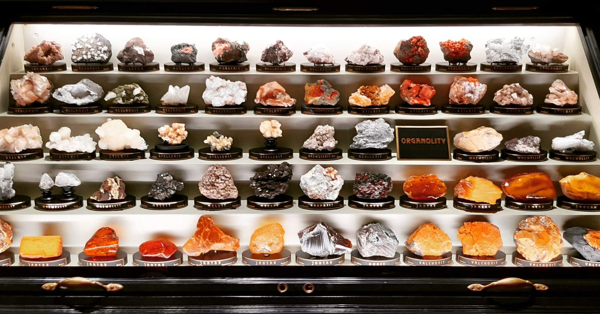 Solve Minerals jigsaw puzzle online with 128 pieces