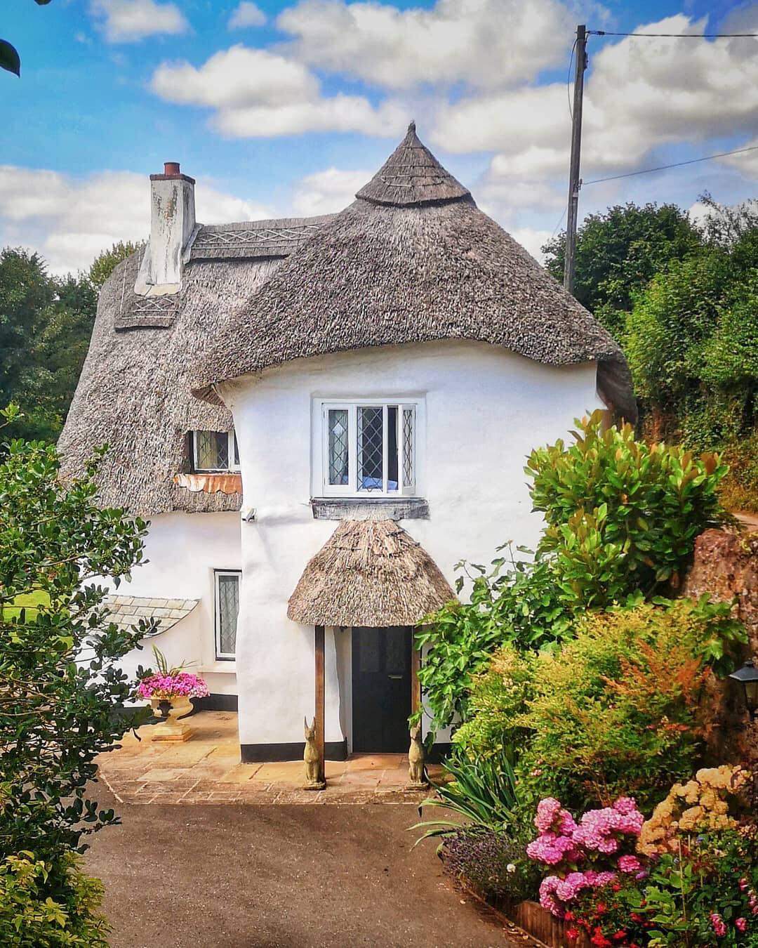 Solve Pretty Cottage, Stokeinteignhead, Devon jigsaw puzzle online with
