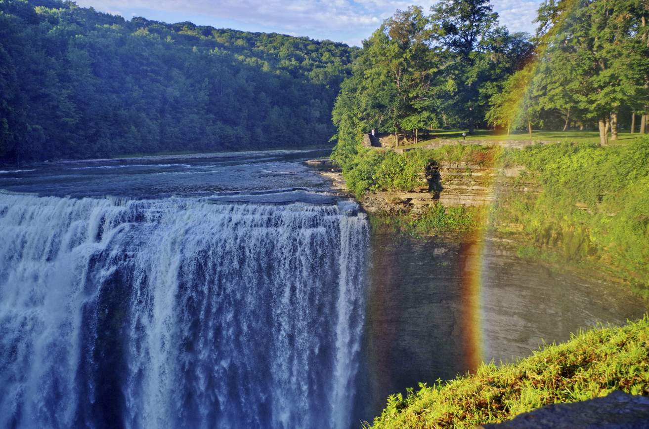 Solve Finger Lake Area jigsaw puzzle online with 24 pieces