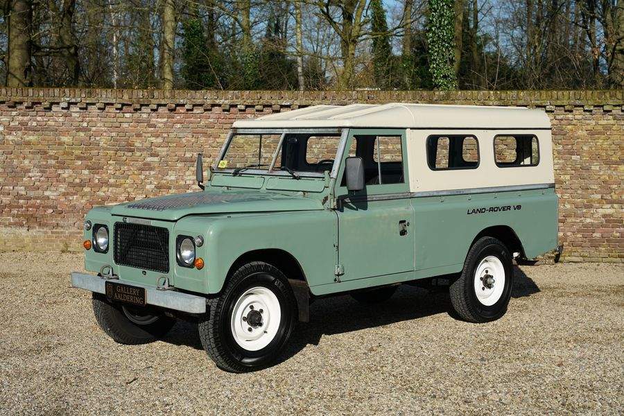 Solve Land Rover 109 series 3 jigsaw puzzle online with 165 pieces