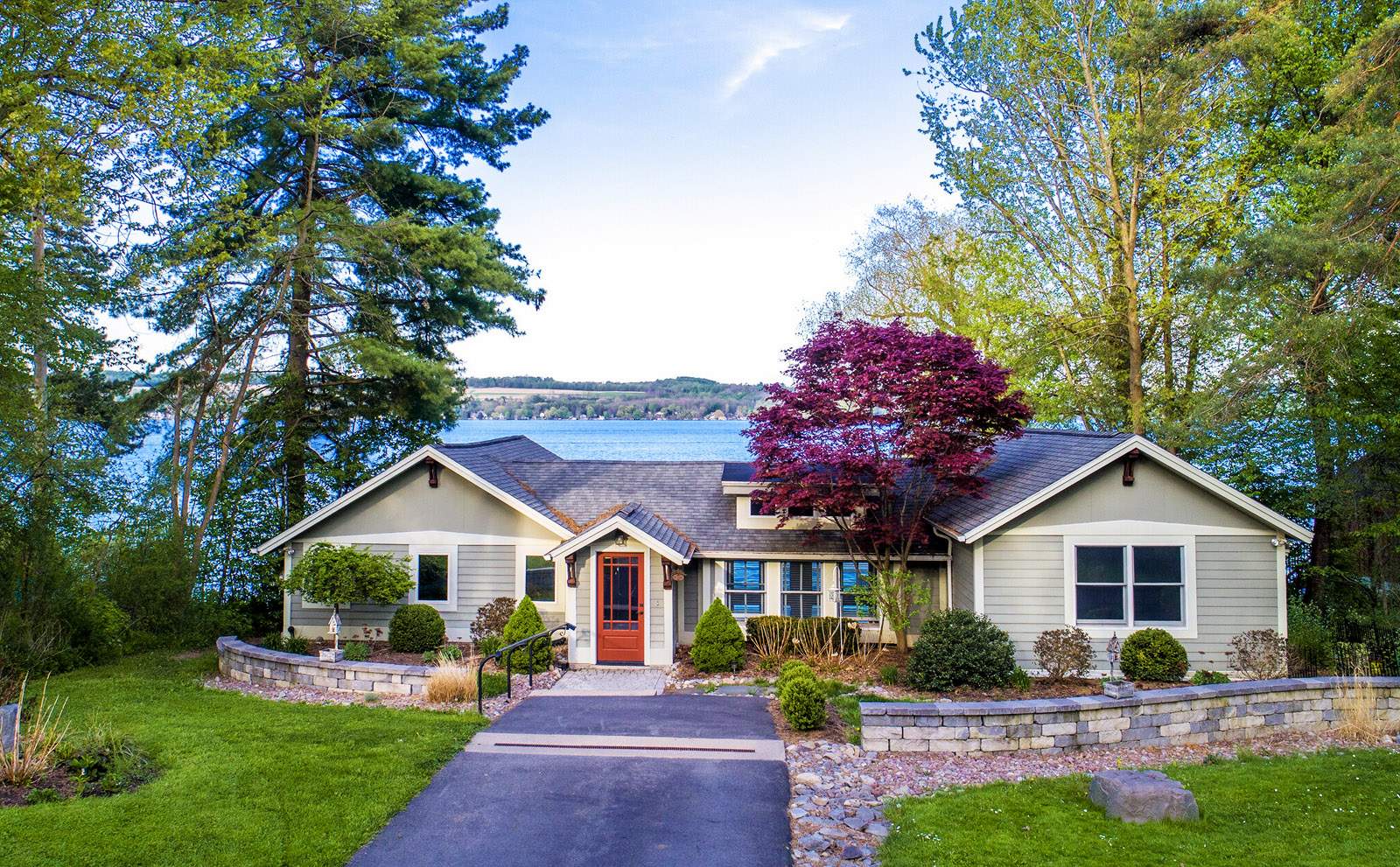 Solve Skaneateles Lake Home jigsaw puzzle online with 198 pieces