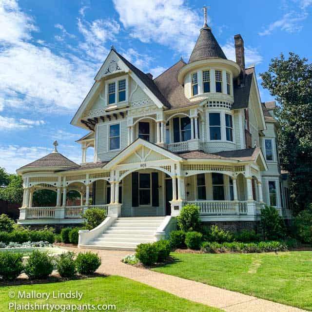 Solve Mcleod House Hattiesburg, MS jigsaw puzzle online with 110 pieces