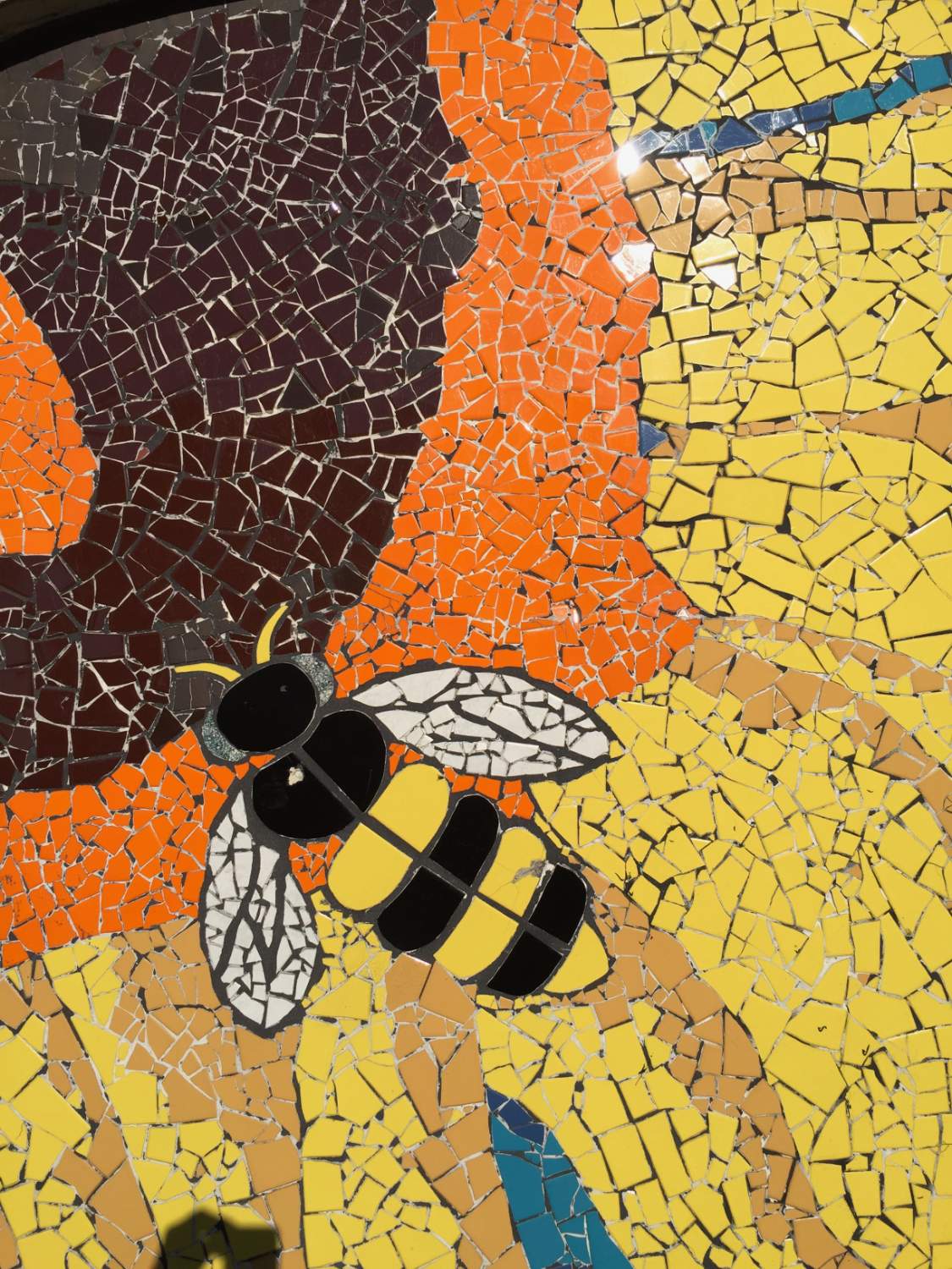 Solve bumblebee mosaic jigsaw puzzle online with 108 pieces