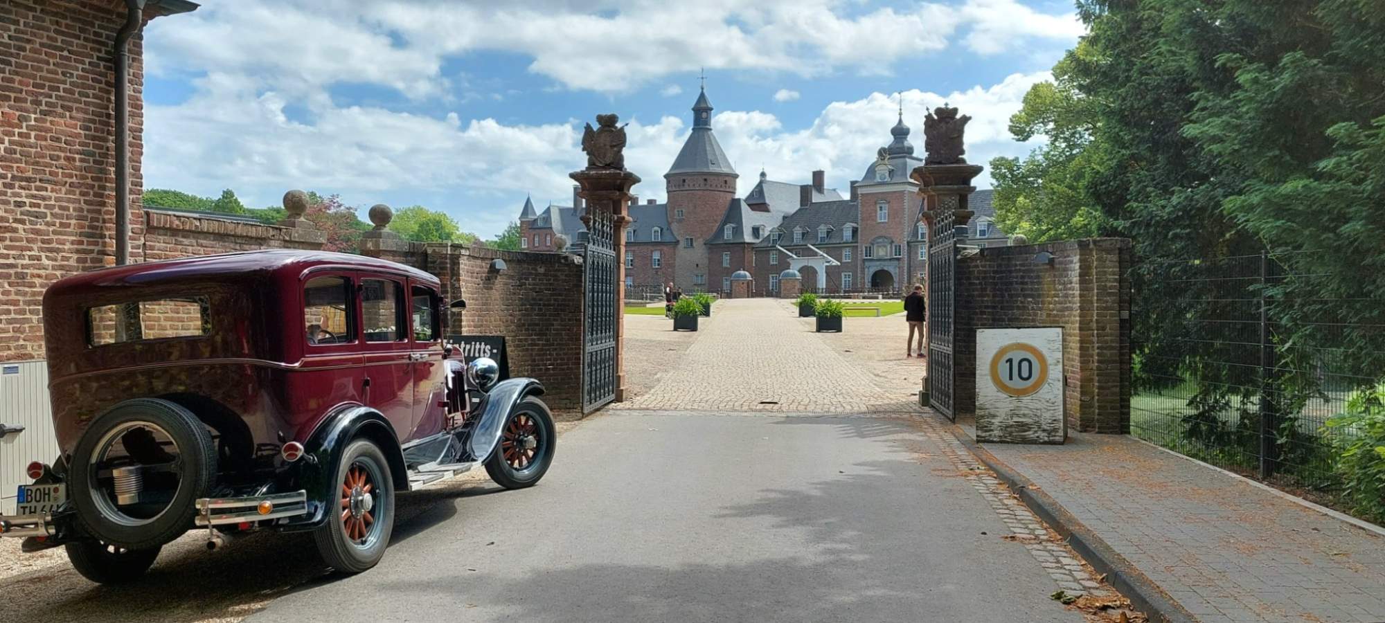 Solve Wasserburg Anholt jigsaw puzzle online with 403 pieces