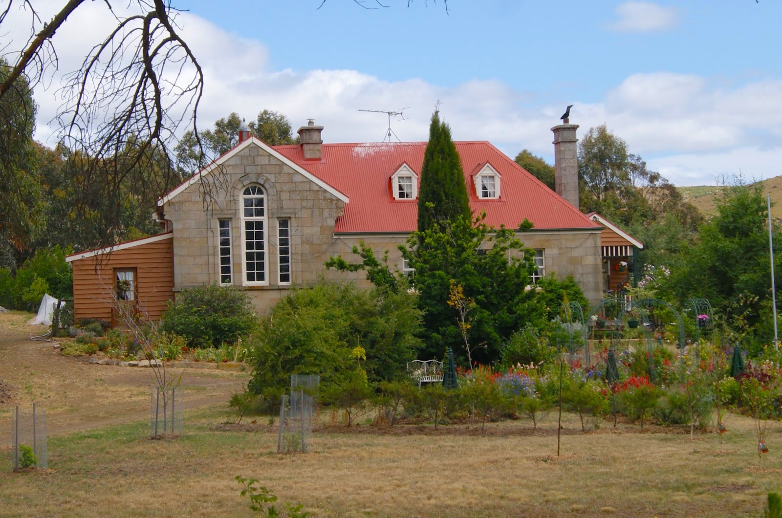 Solve Beautiful house in Jericho Village, Tasmania jigsaw puzzle online