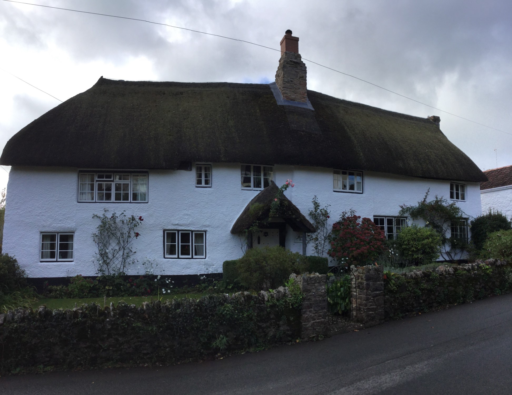 Solve Thatched house in Devon. jigsaw puzzle online with 285 pieces