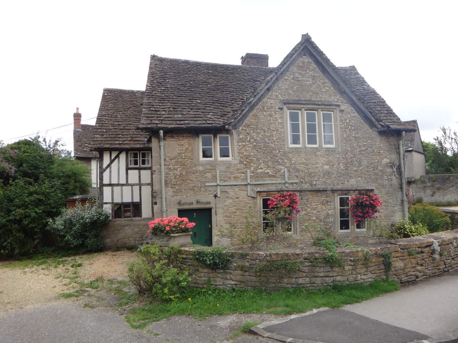 Solve Cotswold Cottage, England. jigsaw puzzle online with 80 pieces