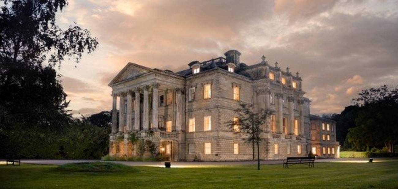 Solve Amesbury Abbey jigsaw puzzle online with 32 pieces