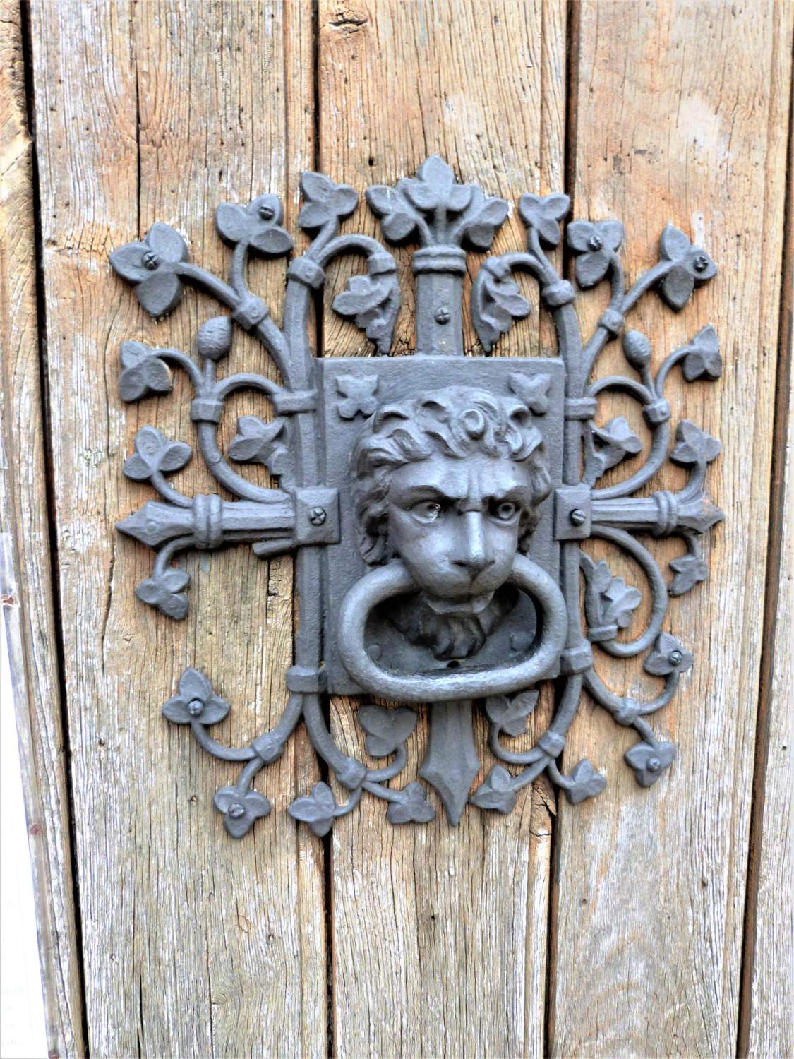 Solve Old doorknocker jigsaw puzzle online with 130 pieces