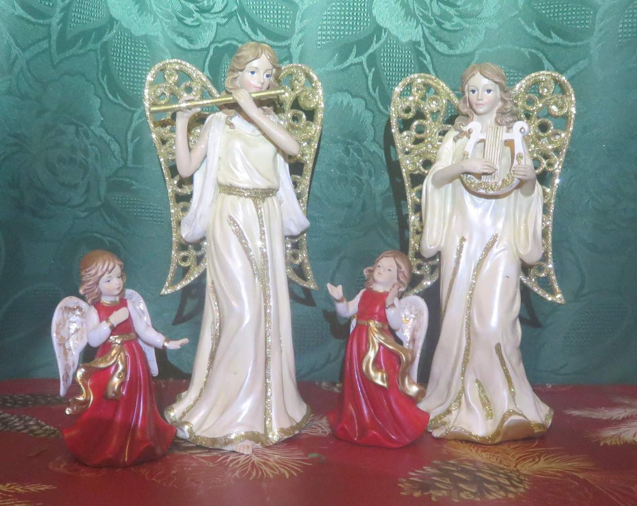 Solve Christmas angels jigsaw puzzle online with 30 pieces