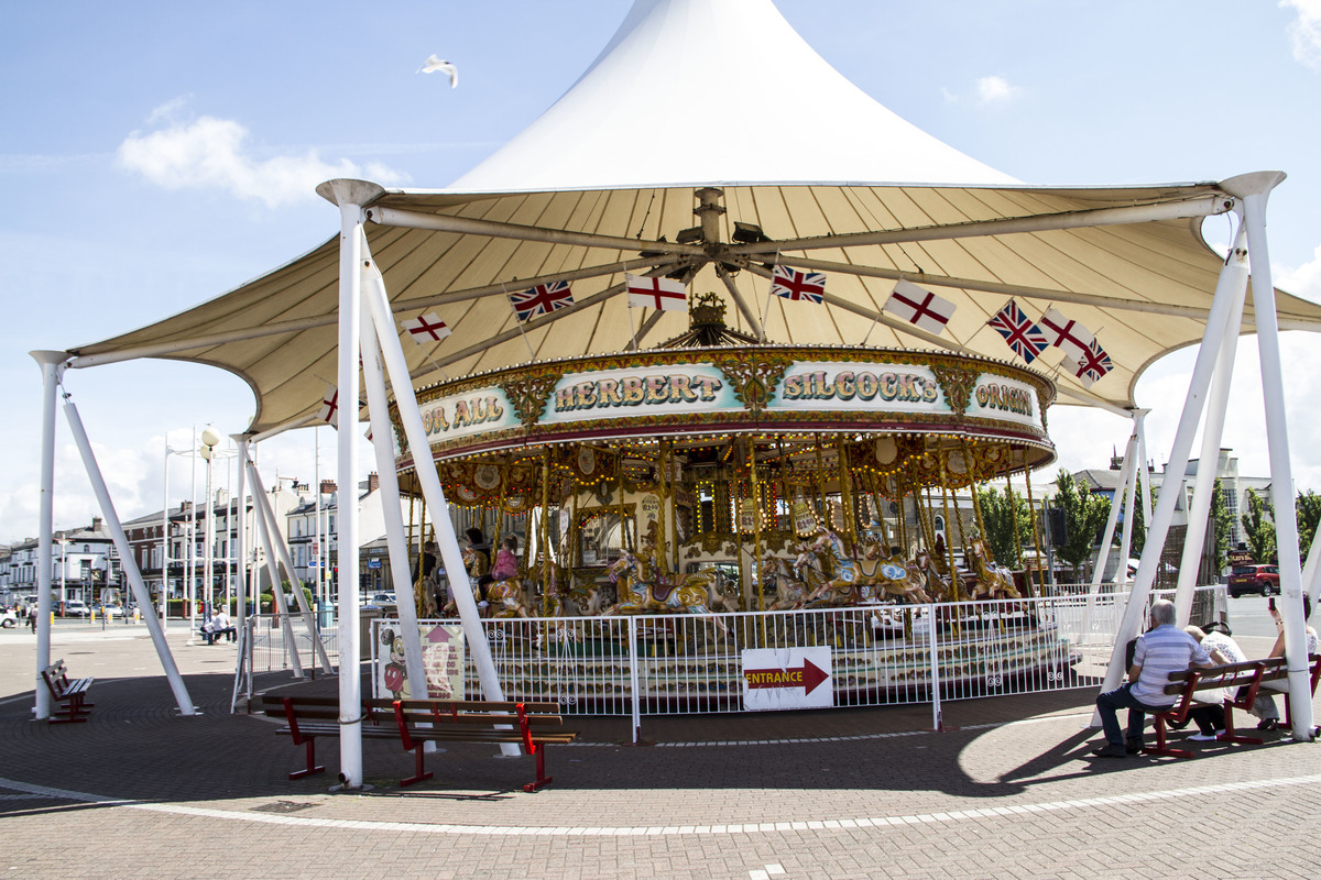 Solve southport 15072014 gallopers 01.jpg jigsaw puzzle online with