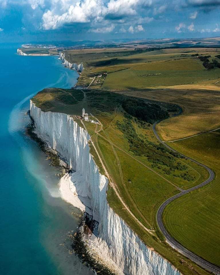 Solve The white cliffs of Dover jigsaw puzzle online with 154 pieces