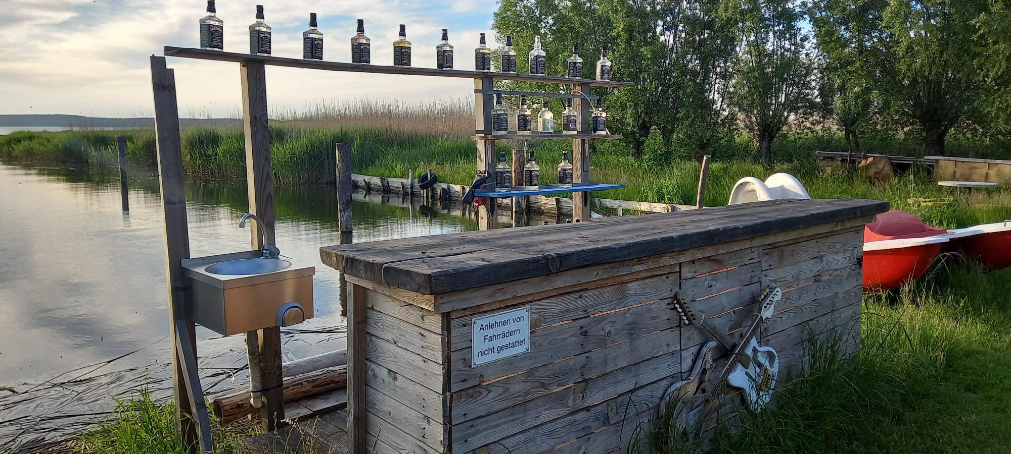 Solve Coole Bar jigsaw puzzle online with 119 pieces