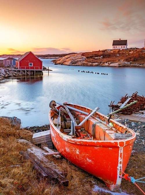 Solve Peggy’s Cove, Nova Scotia jigsaw puzzle online with 35 pieces