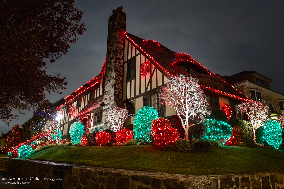 Solve Dyker Heights’ Christmas light show jigsaw puzzle online with 70