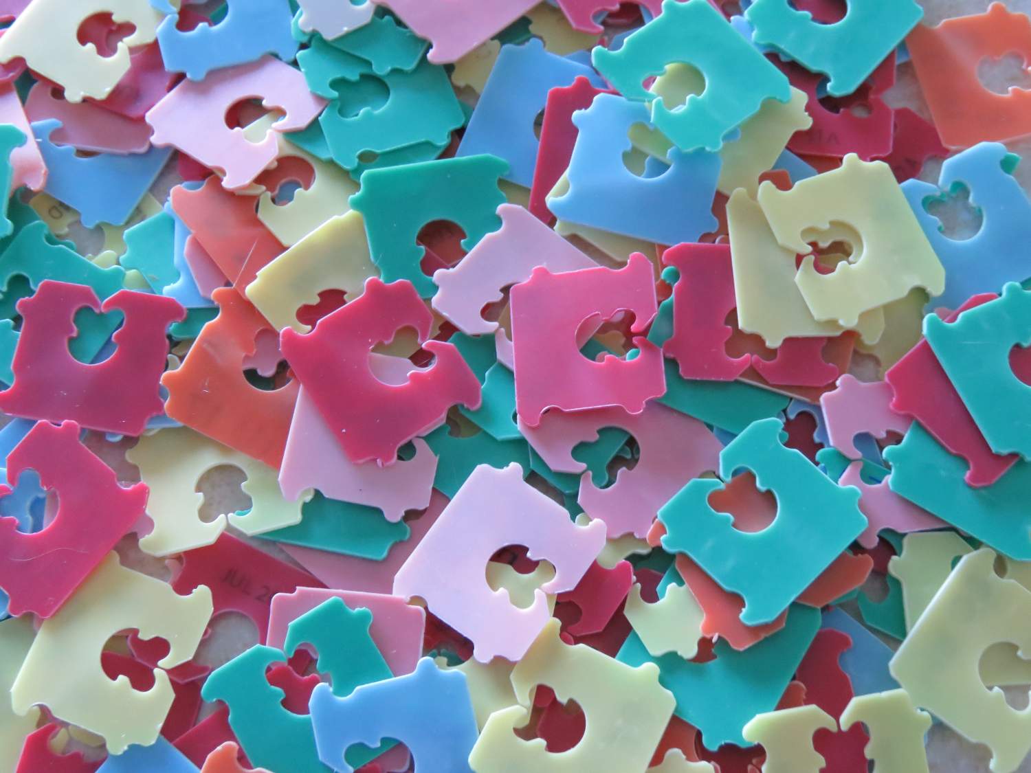 Solve Bread Clips jigsaw puzzle online with 48 pieces