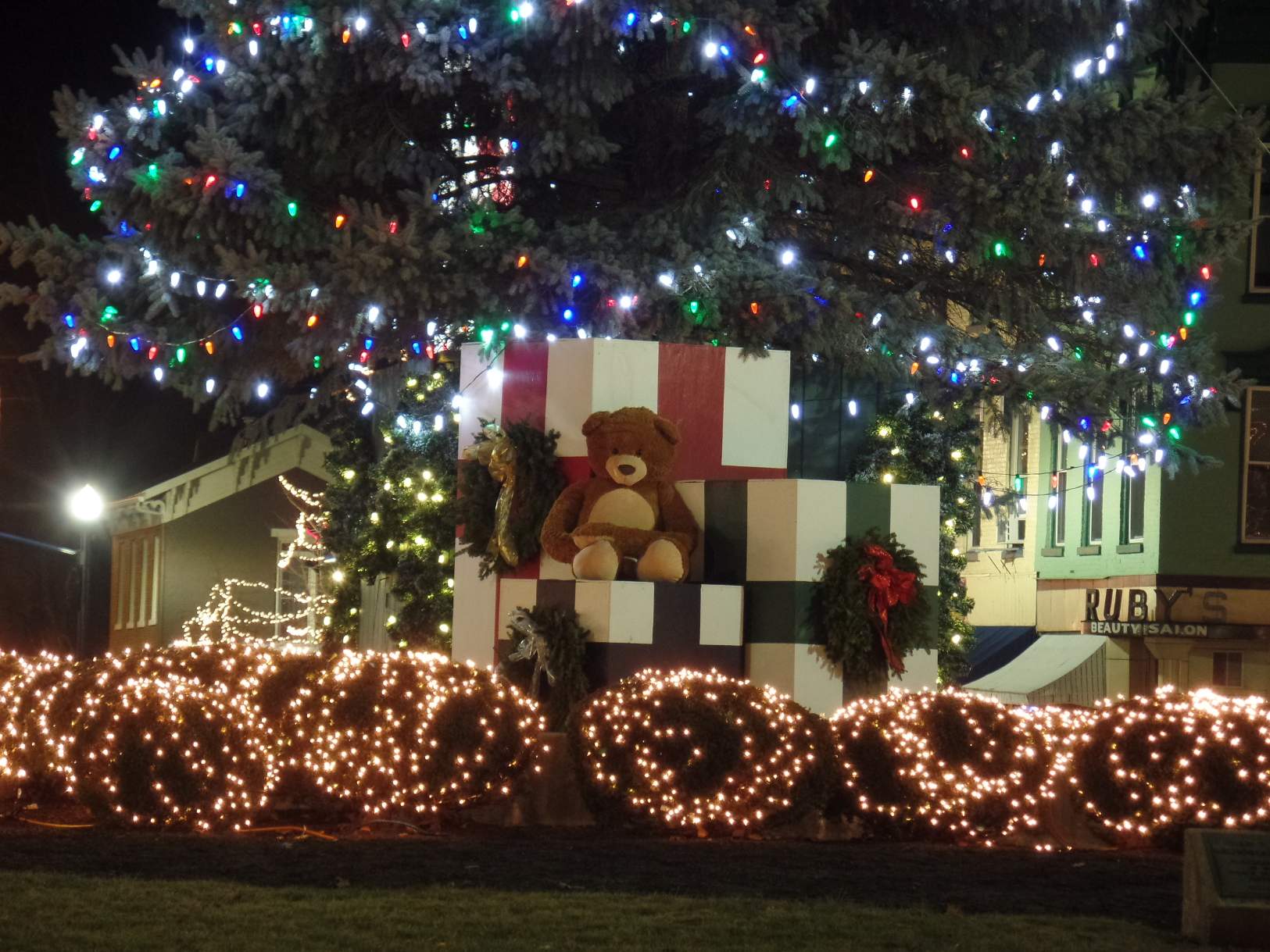 Solve Christmas Tree Troy OH 02018 smaller version jigsaw puzzle online