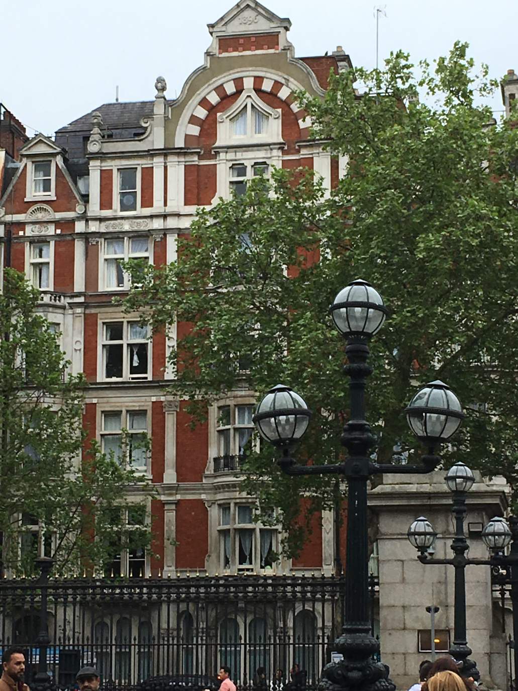 Solve LONDON jigsaw puzzle online with 88 pieces