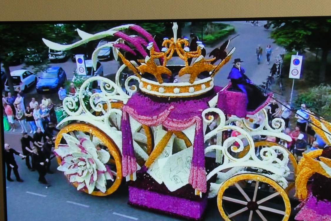 Solve Winterswijk Flower Parade 2022. /Wagons/figures made up with dahlia's. One of the biggest