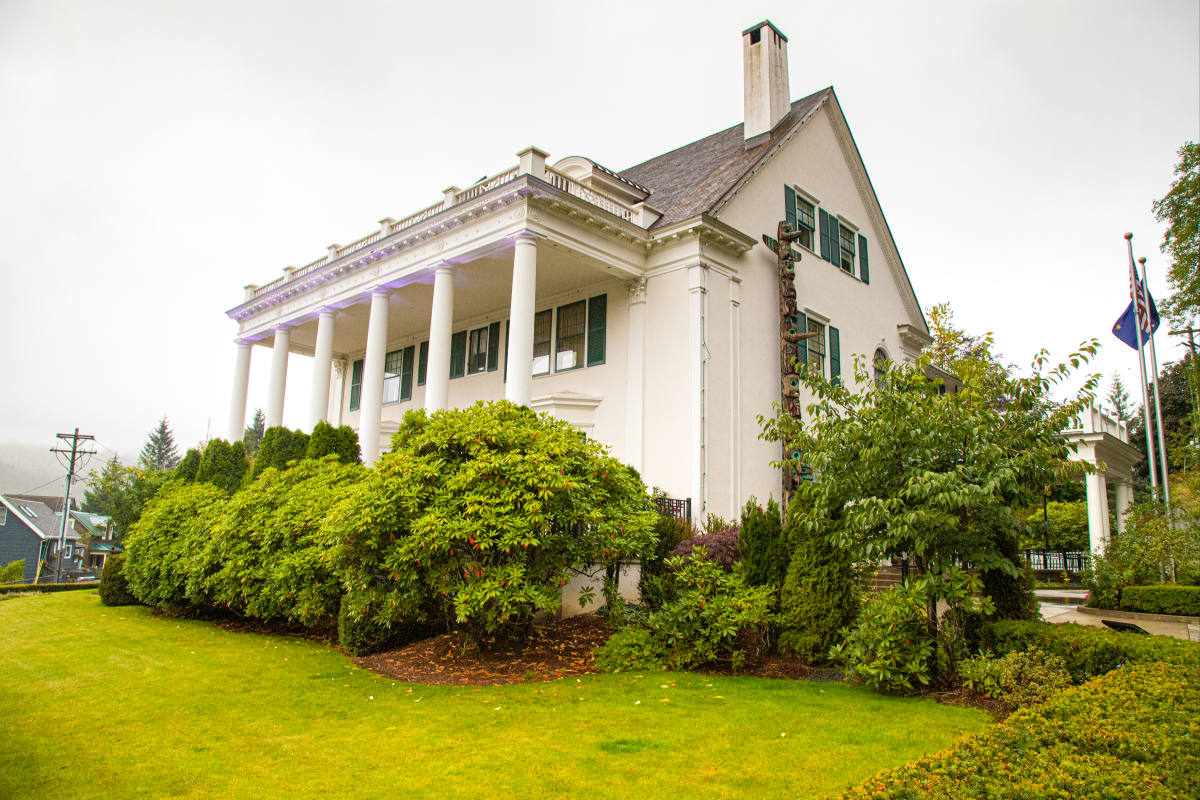 Solve GOVERNOR'S MANSION jigsaw puzzle online with 96 pieces