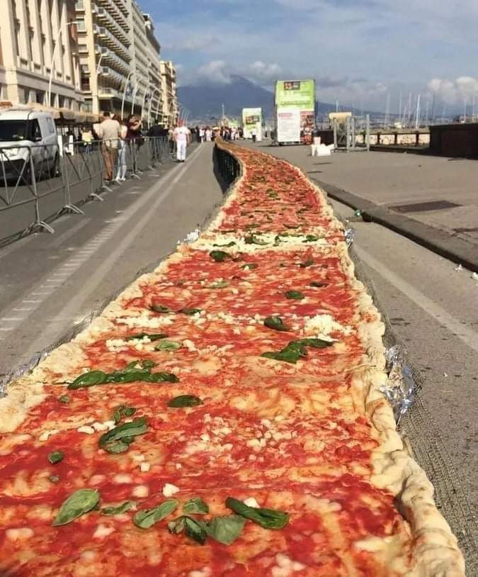 Solve Naples pizza festival jigsaw puzzle online with 30 pieces