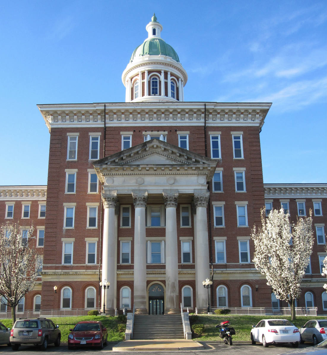 Solve St. Louis State Hospital jigsaw puzzle online with 132 pieces