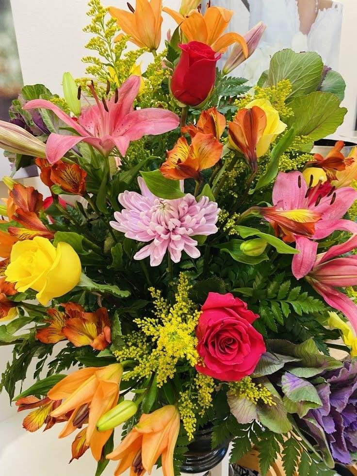 Solve Happiness is...Deluxe Floral Arrangement. jigsaw puzzle online