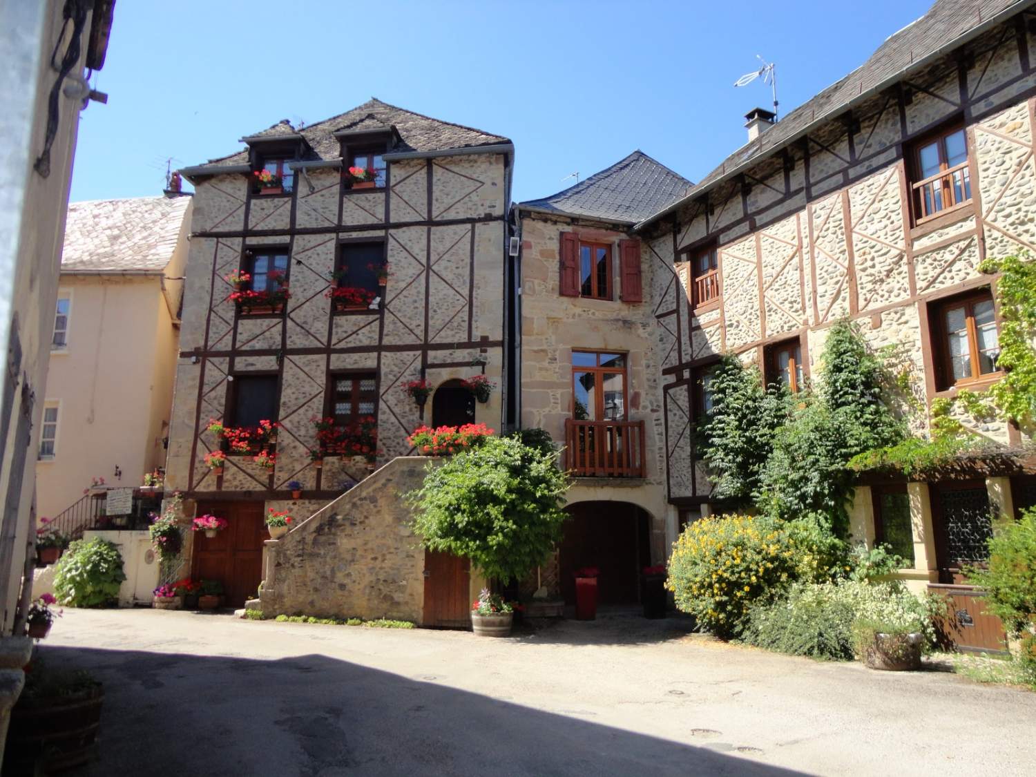 Solve Ste Eulalie d'Olt Aveyron jigsaw puzzle online with 63 pieces