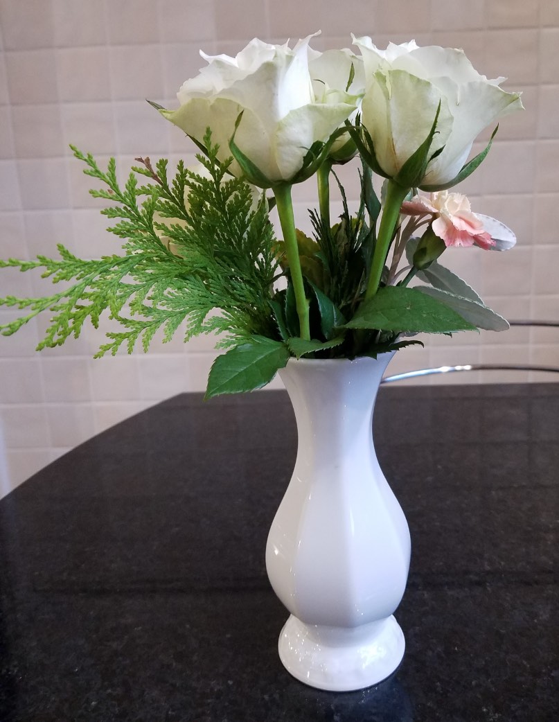 Solve White Roses in a small Vase jigsaw puzzle online with 20 pieces