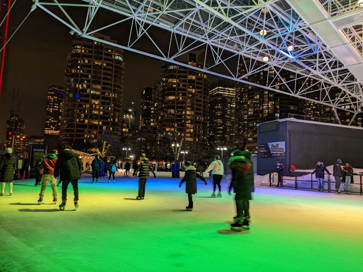 Solve Iceskating at night jigsaw puzzle online with 88 pieces