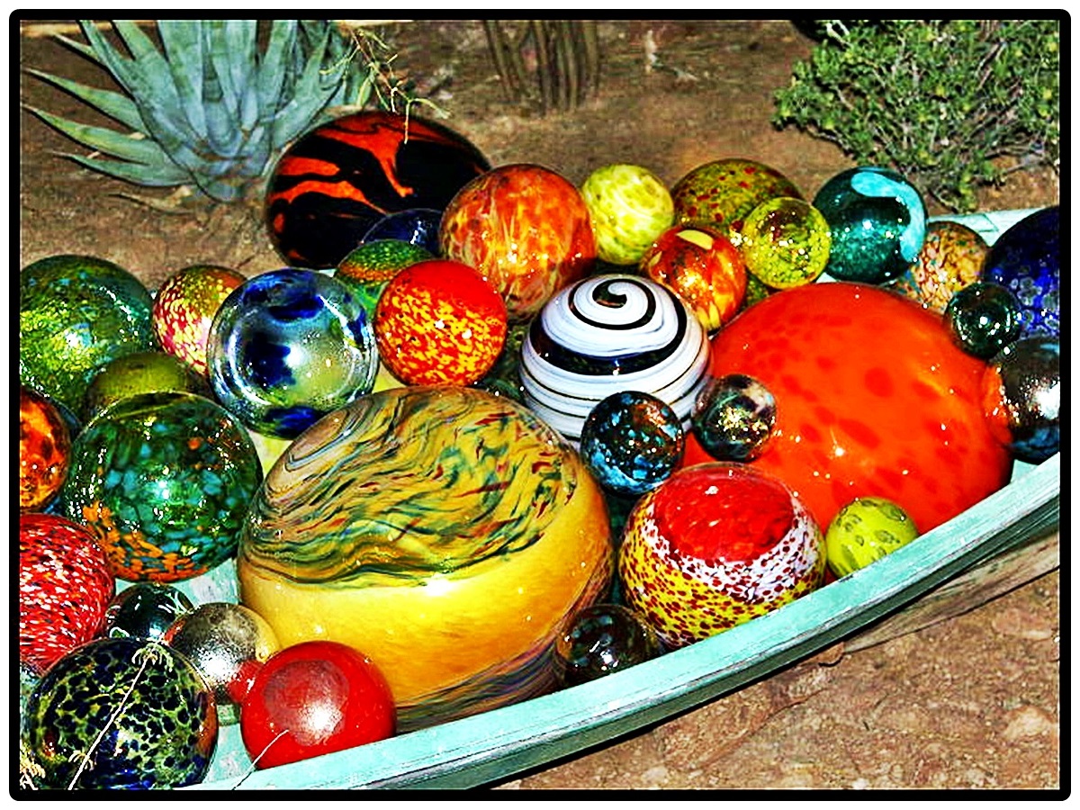 Solve Dale Chihuly Marbles jigsaw puzzle online with 300 pieces