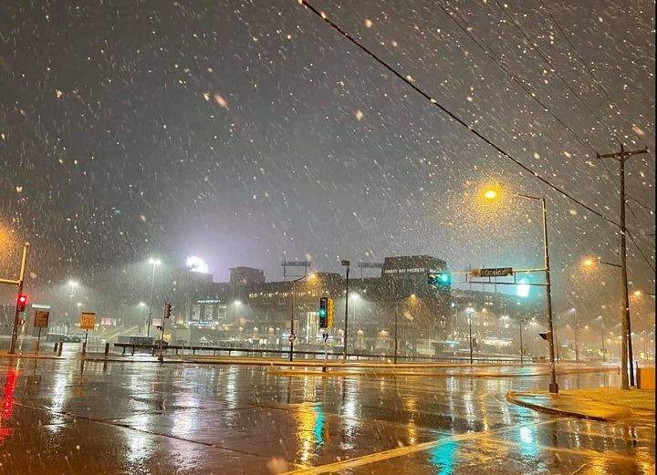 Solve LAMBEAU STADIUM jigsaw puzzle online with 48 pieces