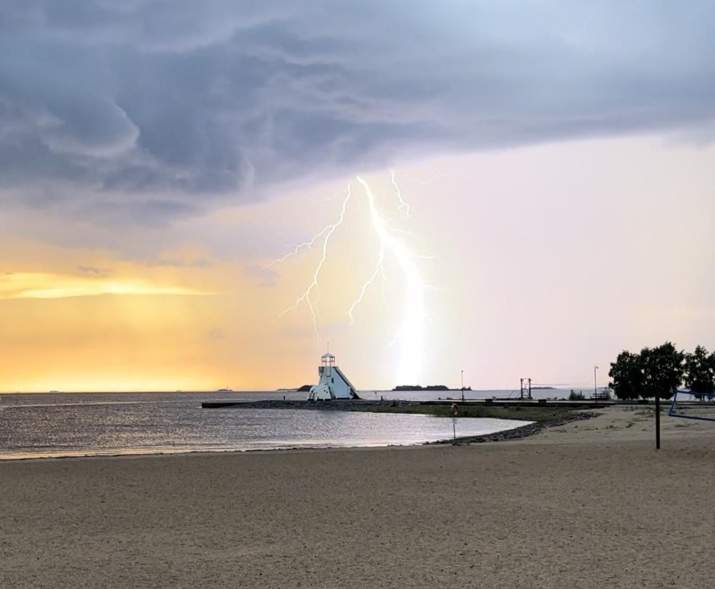 Solve Lightning jigsaw puzzle online with 99 pieces