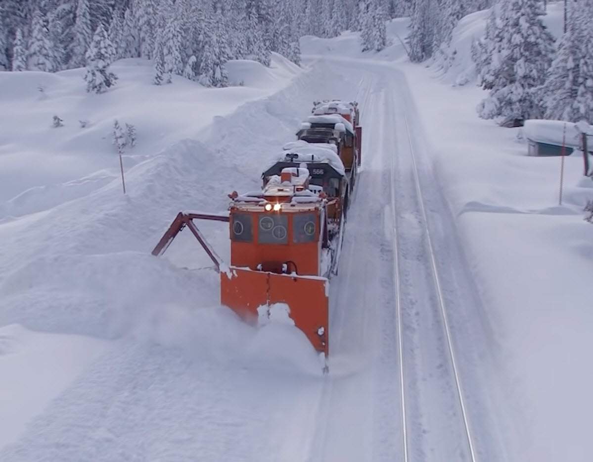 Solve snow plowing in Donner Pass jigsaw puzzle online with 63 pieces