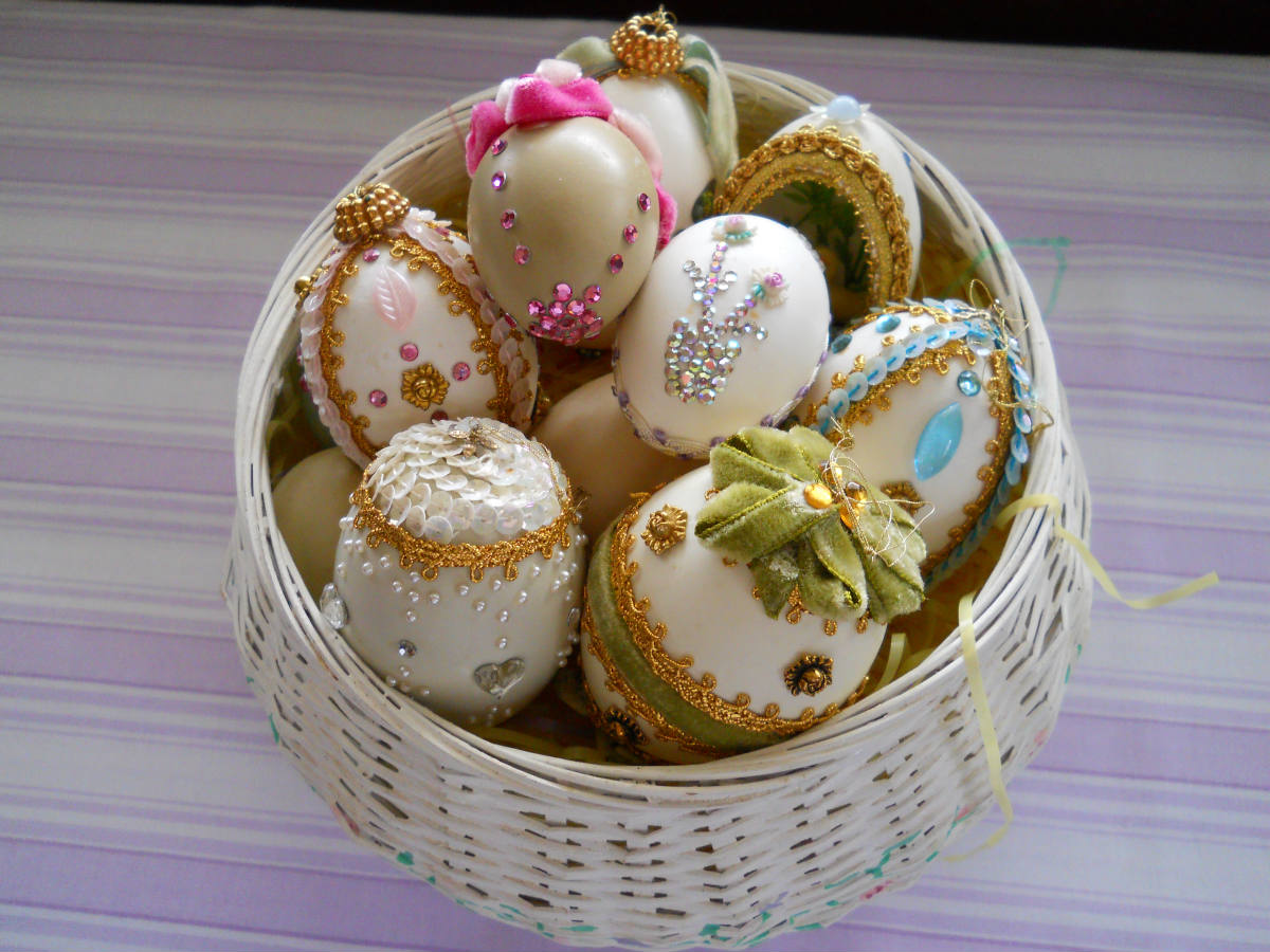 Solve Bejeweled Easter Eggs jigsaw puzzle online with 63 pieces