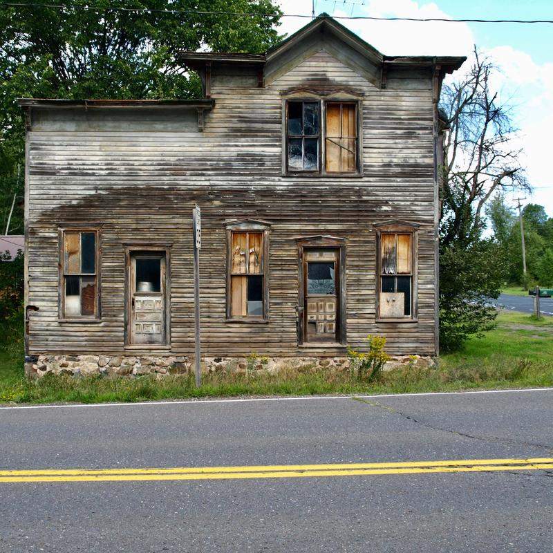 Solve Old building in Upson, Wisconsin jigsaw puzzle online with 100 pieces