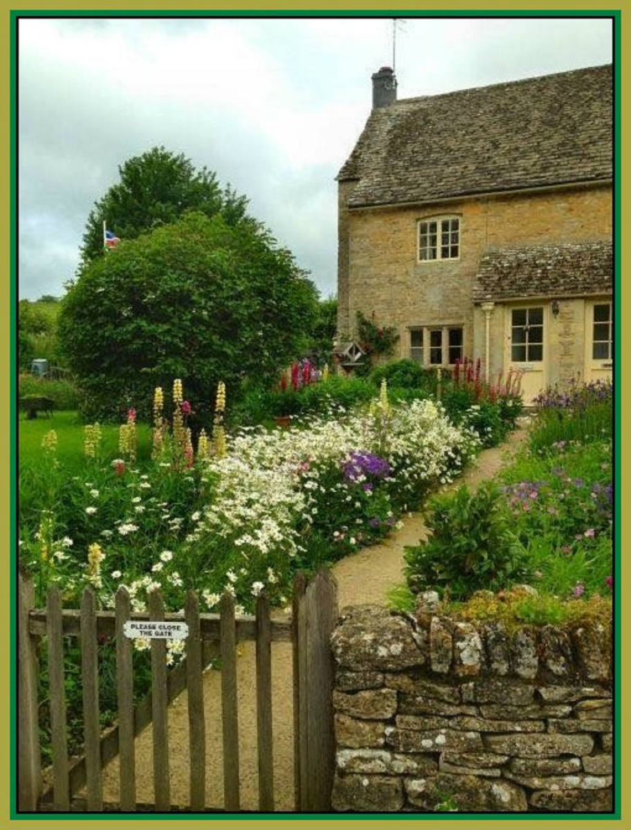 Solve Cottage Garden in the Cotswolds jigsaw puzzle online with 154 pieces