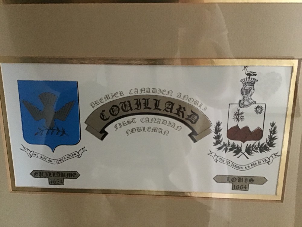Solve Couillard family crest jigsaw puzzle online with 12 pieces