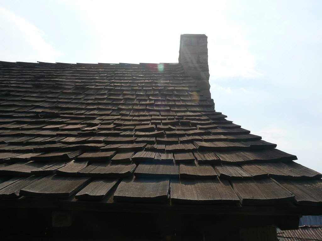 Solve Roof jigsaw puzzle online with 99 pieces