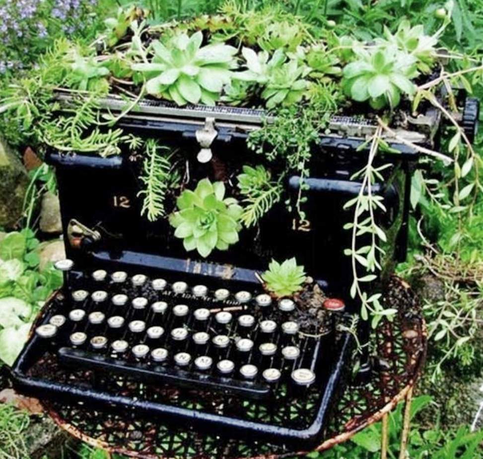 Solve typewriter jigsaw puzzle online with 81 pieces