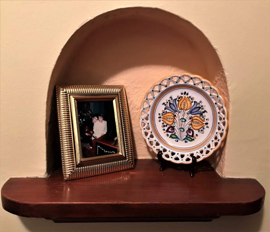 Solve Phone Niche jigsaw puzzle online with 12 pieces