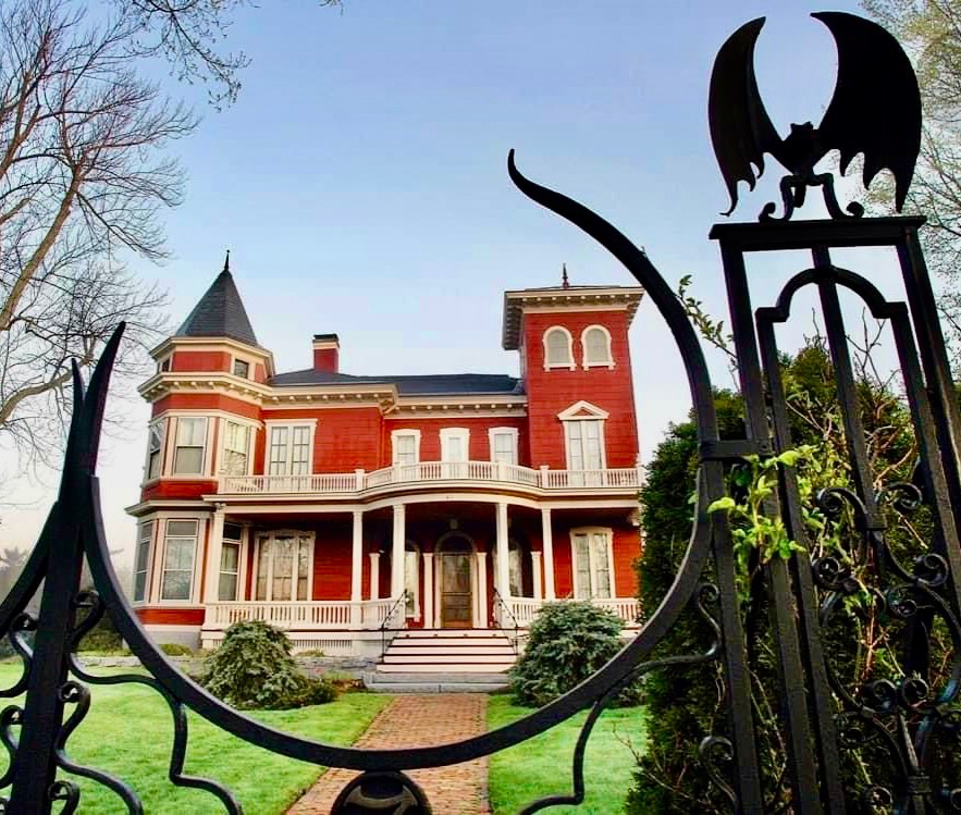 Solve Stephen King Home jigsaw puzzle online with 154 pieces