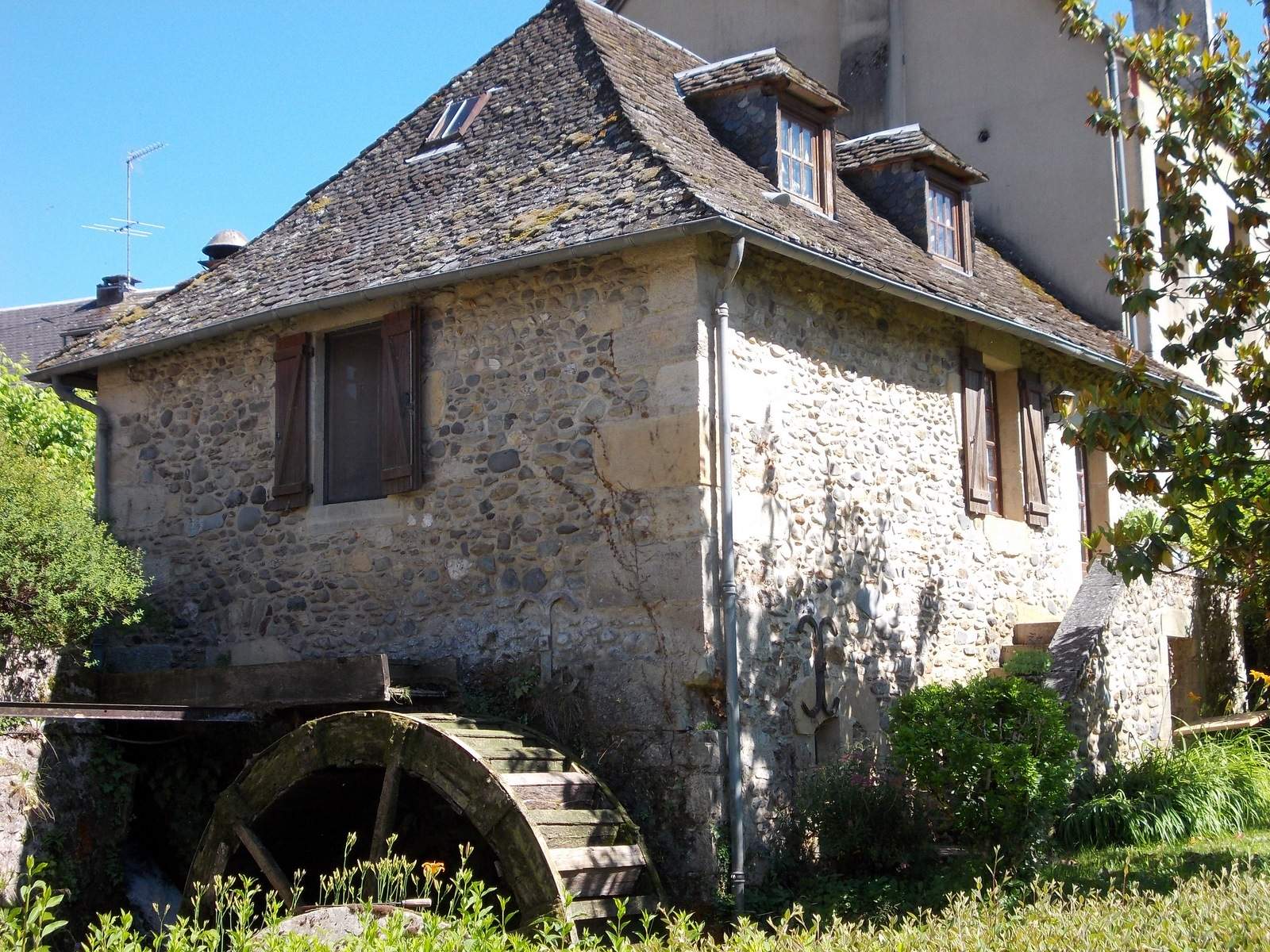 Solve Ste Eulalie d'Olt Aveyron jigsaw puzzle online with 130 pieces