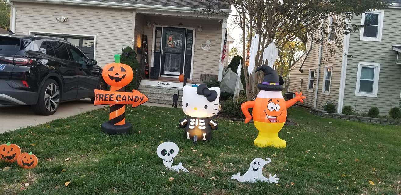 Solve Halloween decorating, Eatontown, NJ 7 jigsaw puzzle online with