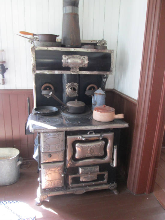 Solve The Stove jigsaw puzzle online with 12 pieces