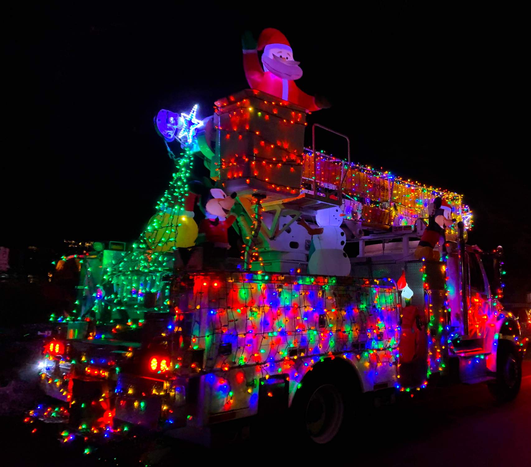 Solve Victoria Truck Lights Convoy jigsaw puzzle online with 224 pieces