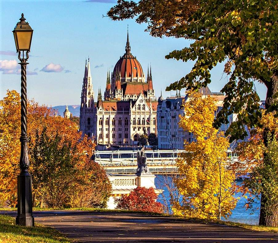 Solve Budapest jigsaw puzzle online with 72 pieces