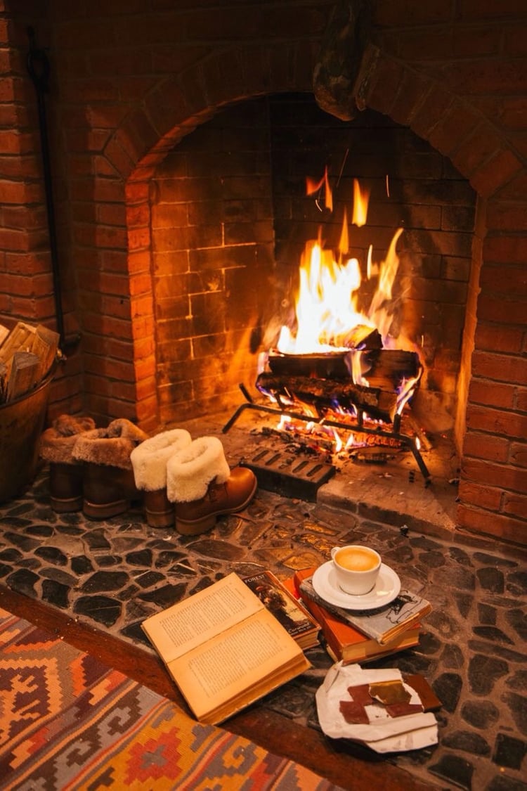 Solve Winter Fireplace jigsaw puzzle online with 117 pieces